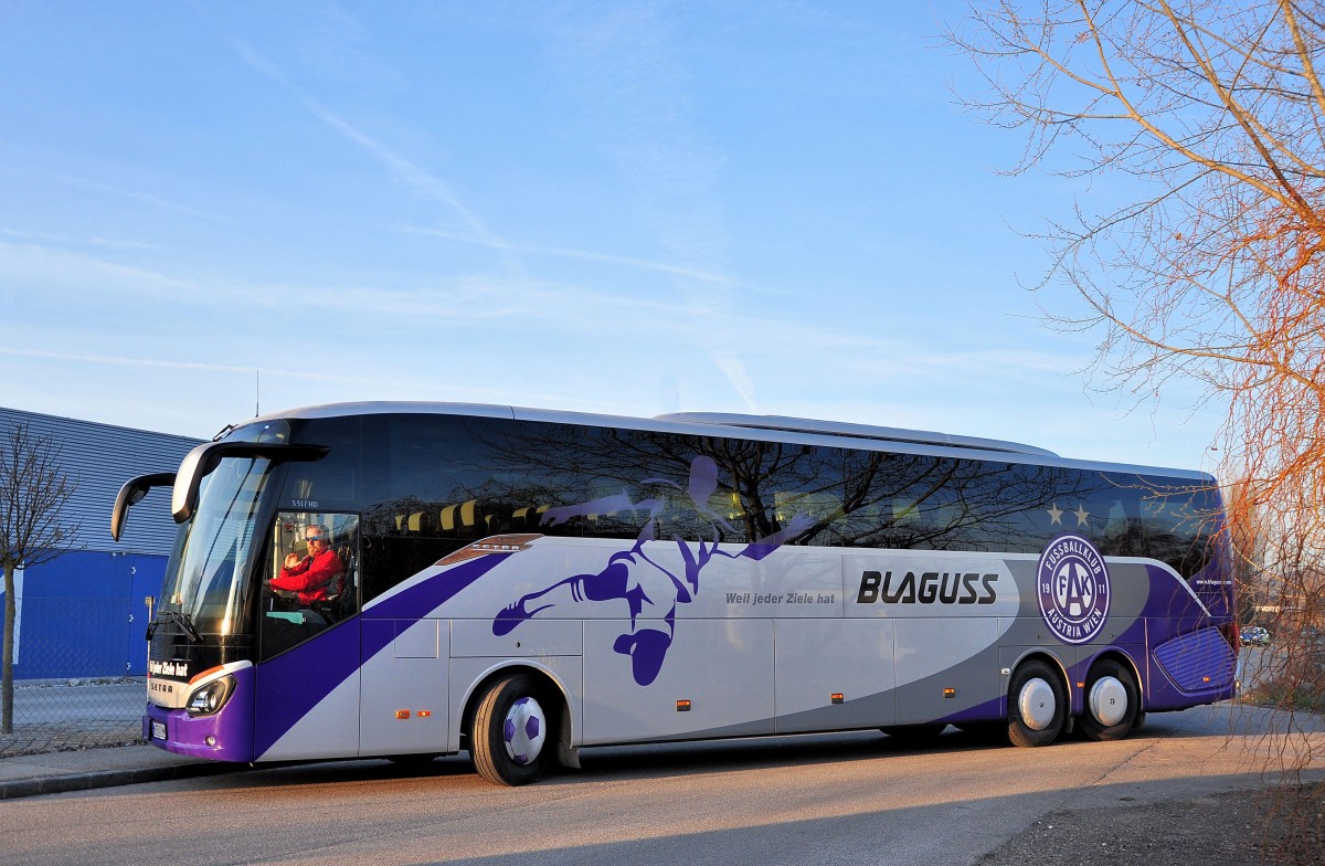 SETRA 517 HD von BLAGUSS Reisen aus Wien,Mannschaftsbus des FC Austria Wien,Krems,11.3.2014.Man beachte die vorderen Radzierkappen!
Liebe Grüße an den Fahrer und Dank für Fotogenehmigung.