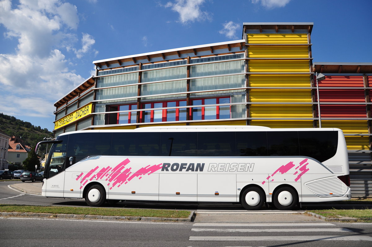 Setra 517 HD von M.Albrecht  Rofan Reisen  aus �sterreich in Krems gesehen.