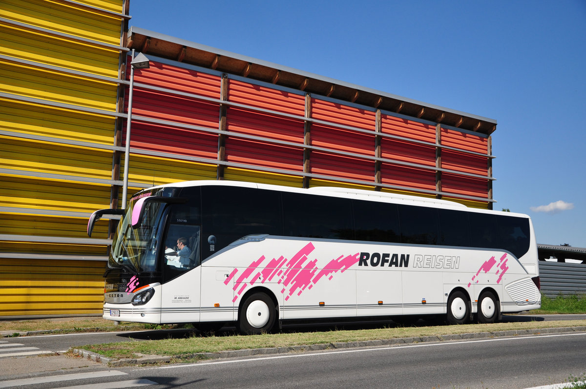Setra 517 HD von M.Albrecht  Rofan Reisen  aus �sterreich in Krems gesehen.