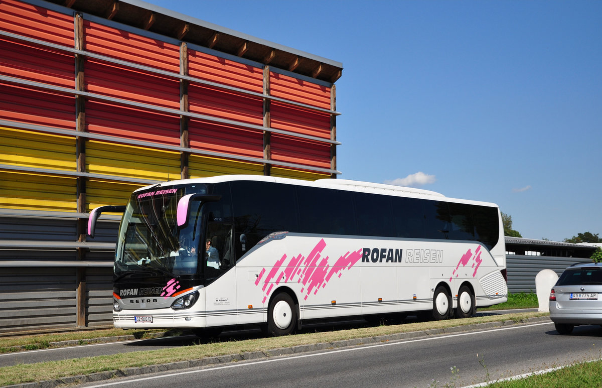Setra 517 HD von M.Albrecht  Rofan Reisen  aus �sterreich in Krems gesehen.