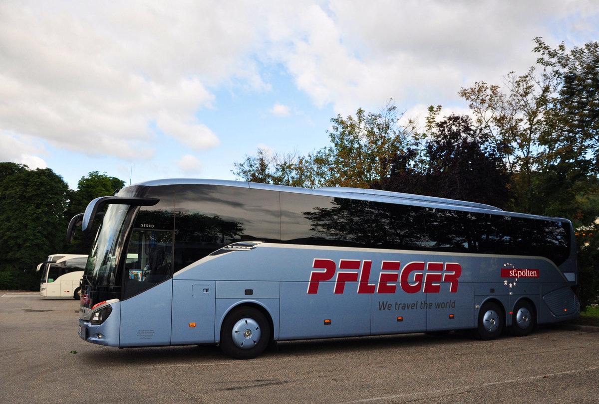 Setra 517 HD von Pfleger Reisen aus Nieder�sterreich in Krems gesehen.