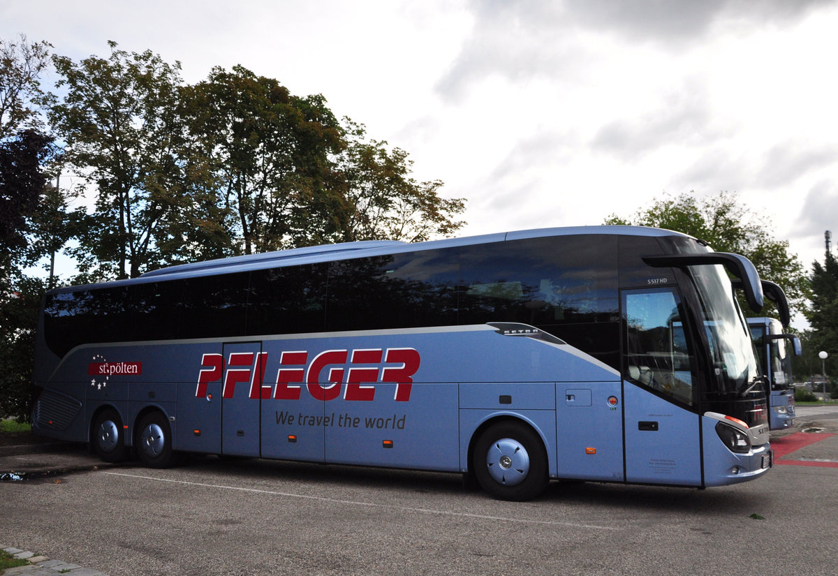 Setra 517 HD von Pfleger Reisen aus Nieder�sterreich in Krems gesehen.