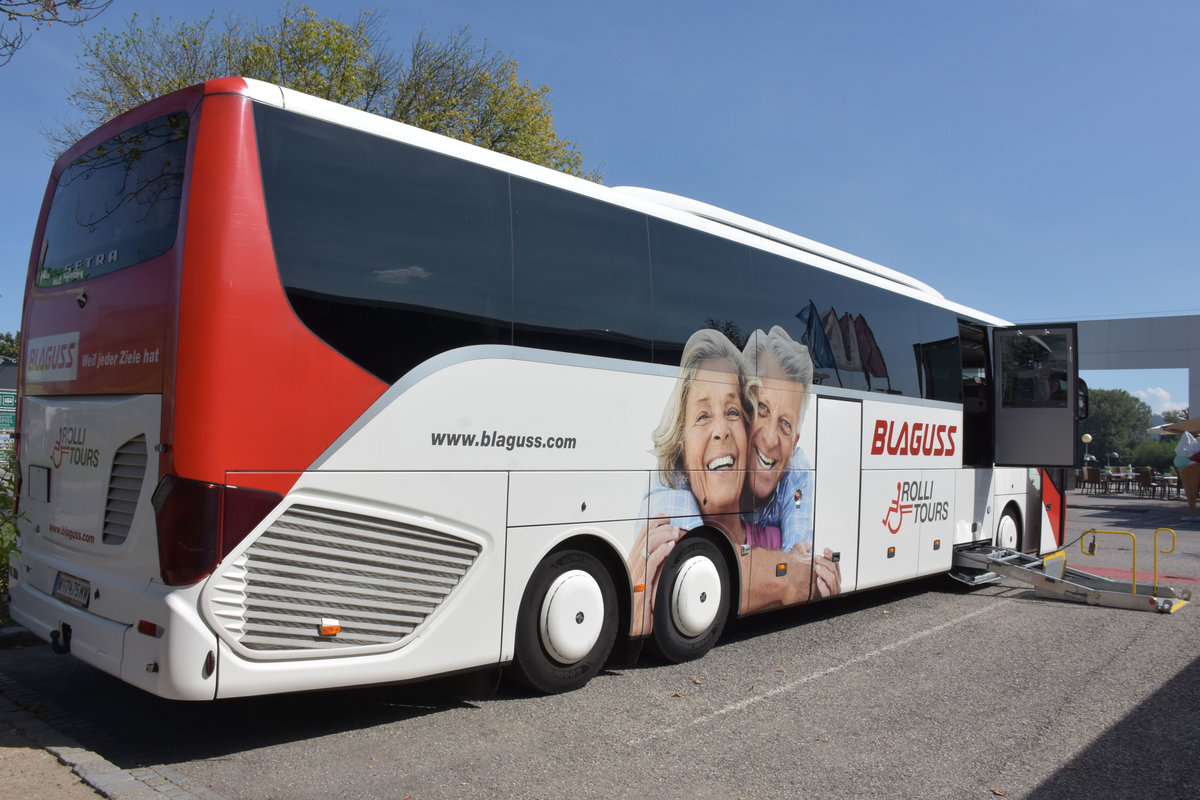 Setra 517 HD  Rolli Tours  (Hebeb�hne f�r Behinderte Menschen) von Blaguss Reisen aus Wien 2017 in Krems.