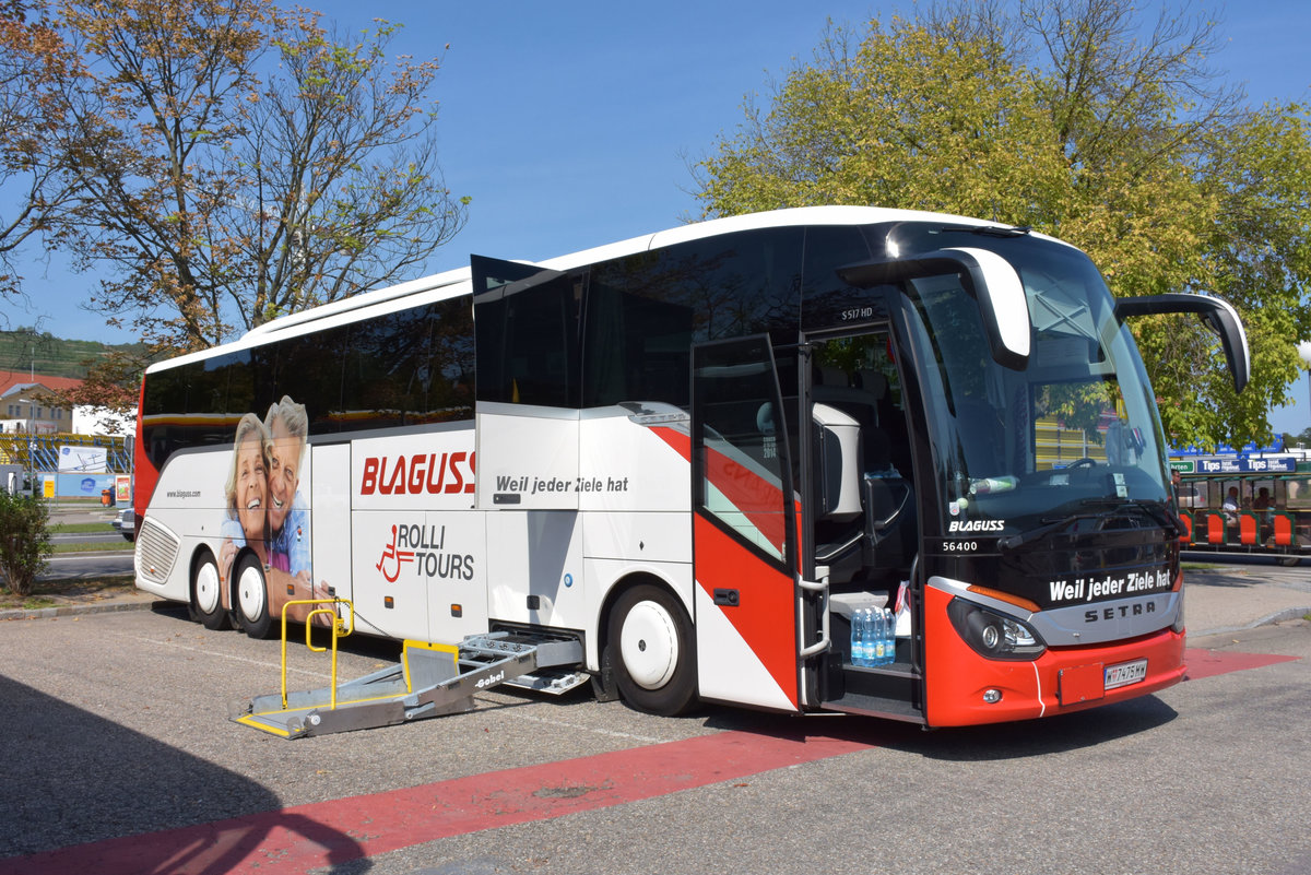 Setra 517 HD  Rolli Tours  (Hebeb�hne f�r Behinderte Menschen) von Blaguss Reisen aus Wien 2017 in Krems.