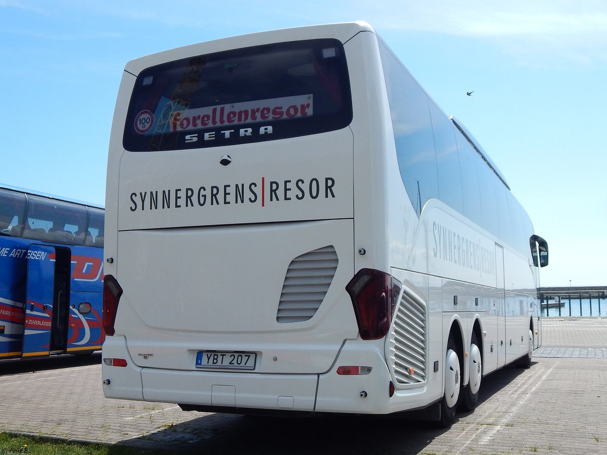 Setra 517 HD von Synnergrens Resor aus Schweden im Stadthafen Sassnitz.