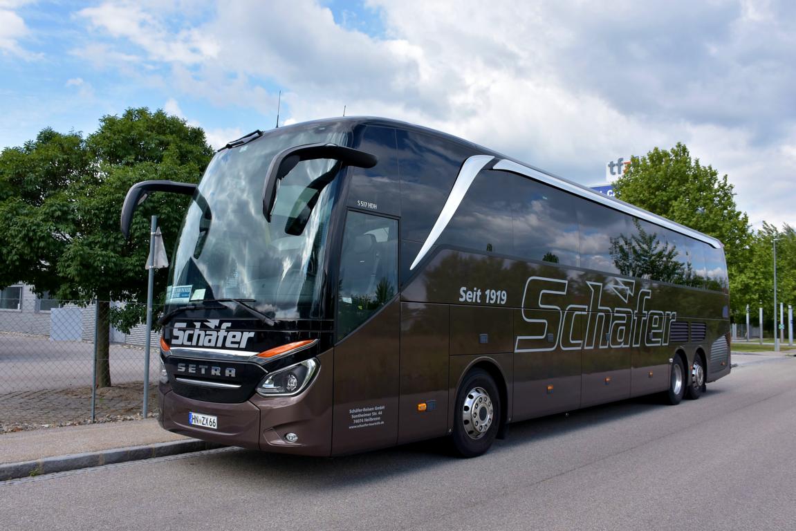 Setra 517 HDH von SCH�FER Reisen aus der BRD 06/2017 in Krems.