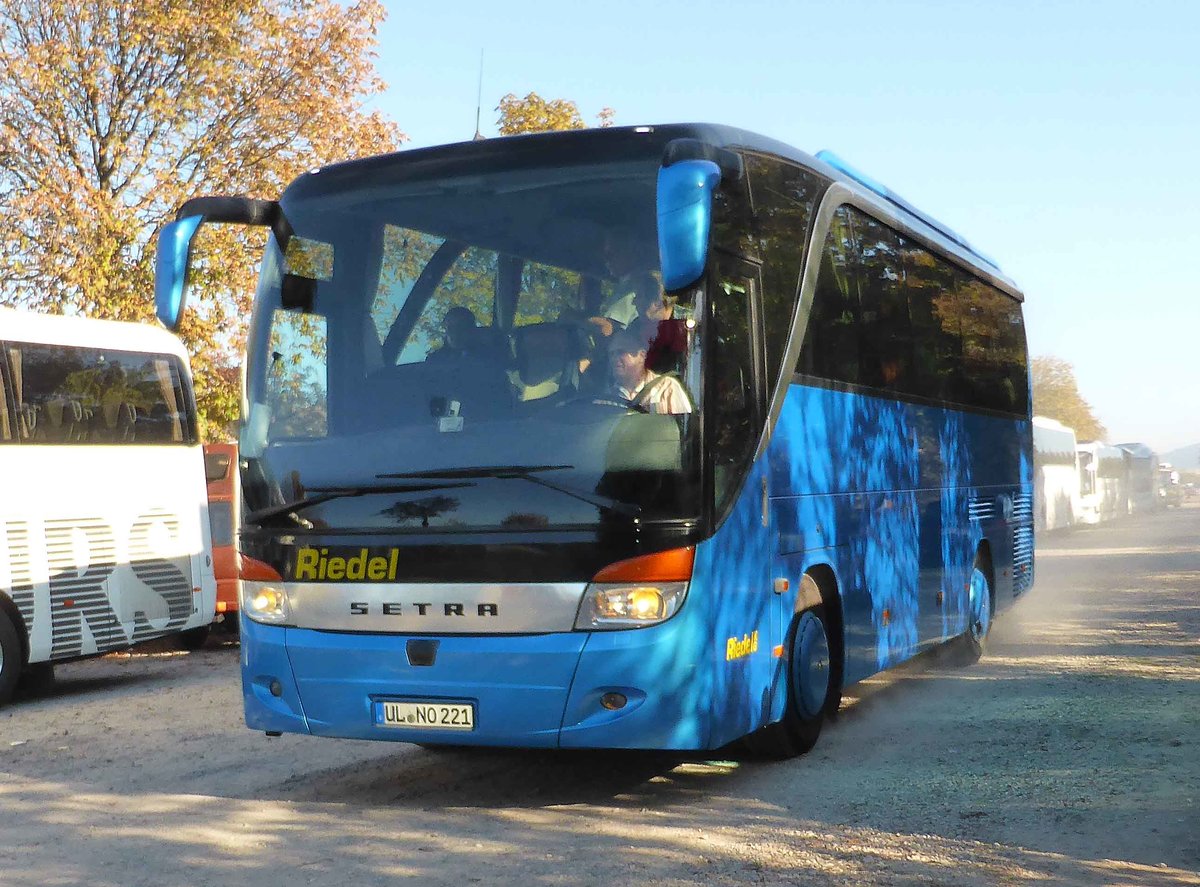 Setra des Busunternehmens RIEDEL taucht den Busplatz der Veterama Mannheim in eine Staubwolke, Oktober 2018 