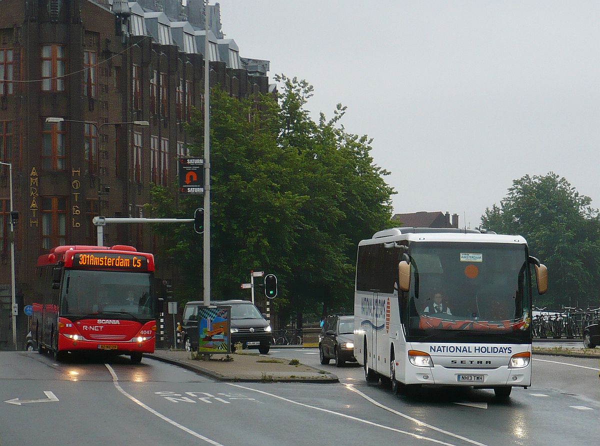 Setra Reisebus der Firma National Holidays aus Gross Britanien und EBS R-Net Bus 4046 Scania Omnilink. Prins Hendrikkade, Amsterdam 09-07-2014.

Setra reisbus van de firma National Holidays uit Groot-Brittanni en EBS R-Net bus 4046 Scania Omnilink. Prins Hendrikkade, Amsterdam 09-07-2014.