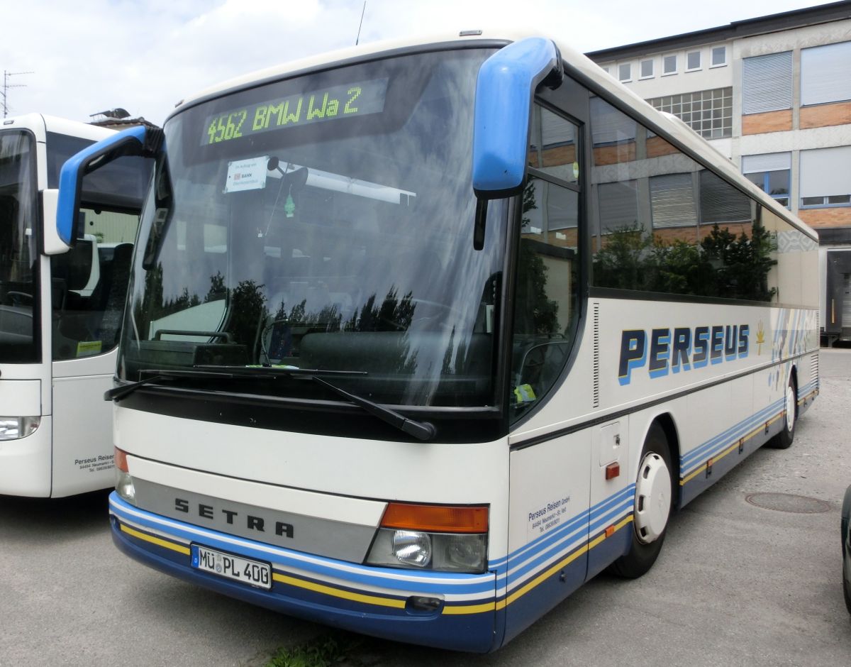 Setra S 315 UL-GT von Perseus-Reisen aus Neumarkt-St. Veit. Gebaut 2003, stand er bis Mitte 2014 (also gut 10 Jahre) bei Perseus im Einsatz. 51 Schlafsitze vom Modell Setra Top (mit kippbarer Sitzbank am Mitteleinstieg; 2 Reiseleitersitze möglich), angebracht auf den 230 mm hohen Podesten, sind in diesem Bus verbaut. LAWO-Matrix-Anzeigen vorne, rechts (je groß) und hinten (Liniennr.) gehören ebenfalls zur Ausstattung. Der Antrieb erfolgt mittels einem Reihensechszylinder Typ MB OM 457 hLA mit 260 kW (354 PS) und dem Sechsgang-Schaltgetriebe MB GO 190-6.
Hier wurde er am 21. 6. 2014 auf dem Waldkraiburger Abstellplatz von Perseus aufgenommen.