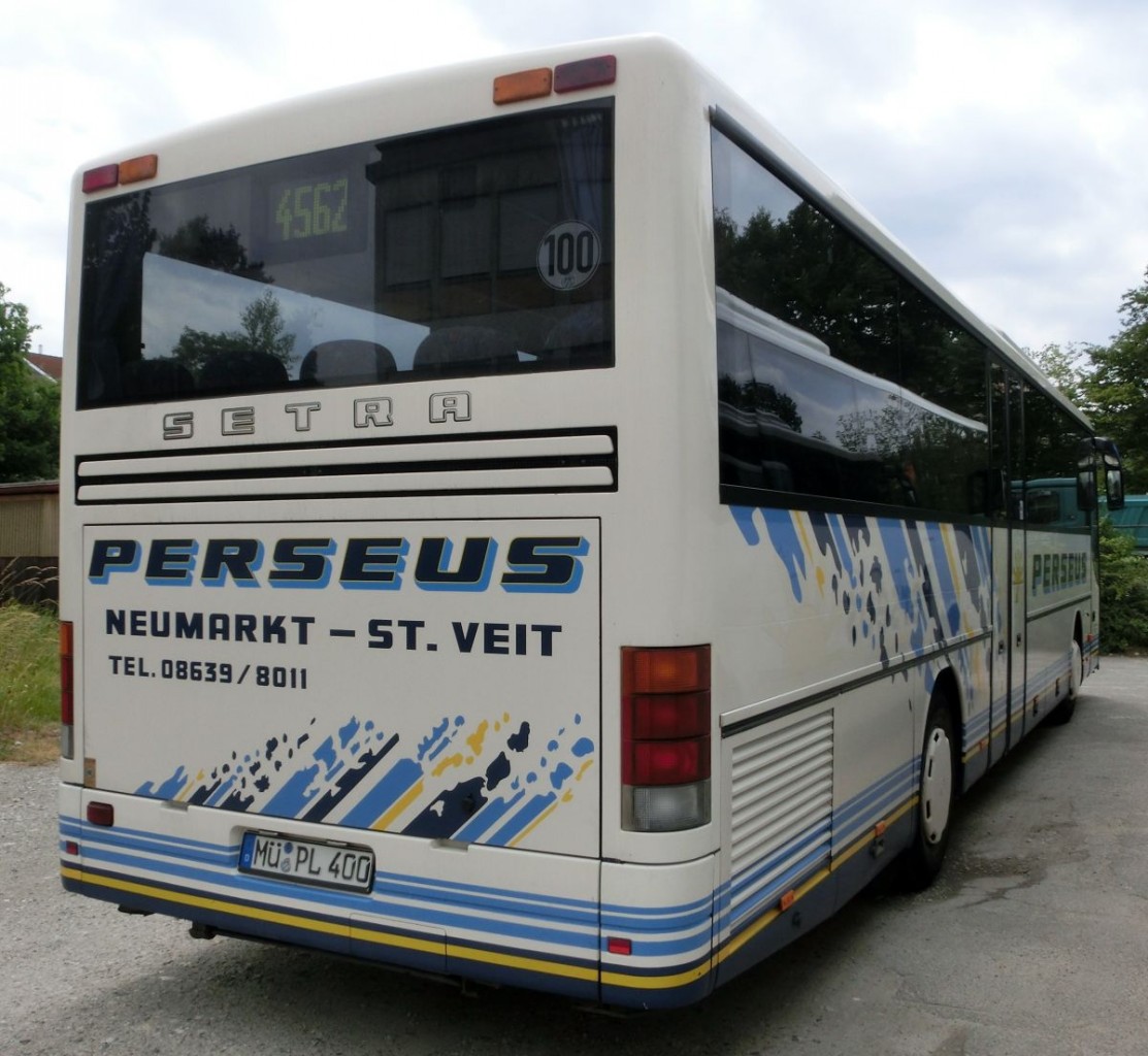 Setra S 315 UL-GT von Perseus-Reisen aus Neumarkt-St. Veit. Gebaut 2003, stand er bis Mitte 2014 (also gut 10 Jahre) bei Perseus im Einsatz. 51 Schlafsitze vom Modell Setra Top (mit kippbarer Sitzbank am Mitteleinstieg; 2 Reiseleitersitze möglich), angebracht auf den 230 mm hohen Podesten, sind in diesem Bus verbaut. LAWO-Matrix-Anzeigen vorne, rechts (je groß) und hinten (Liniennr.) gehören ebenfalls zur Ausstattung. Der Antrieb erfolgt mittels einem Reihensechszylinder Typ MB OM 457 hLA mit 260 kW (354 PS) und dem Sechsgang-Schaltgetriebe MB GO 190-6.
Hier wurde er am 21. 6. 2014 auf dem Waldkraiburger Abstellplatz von Perseus aufgenommen.