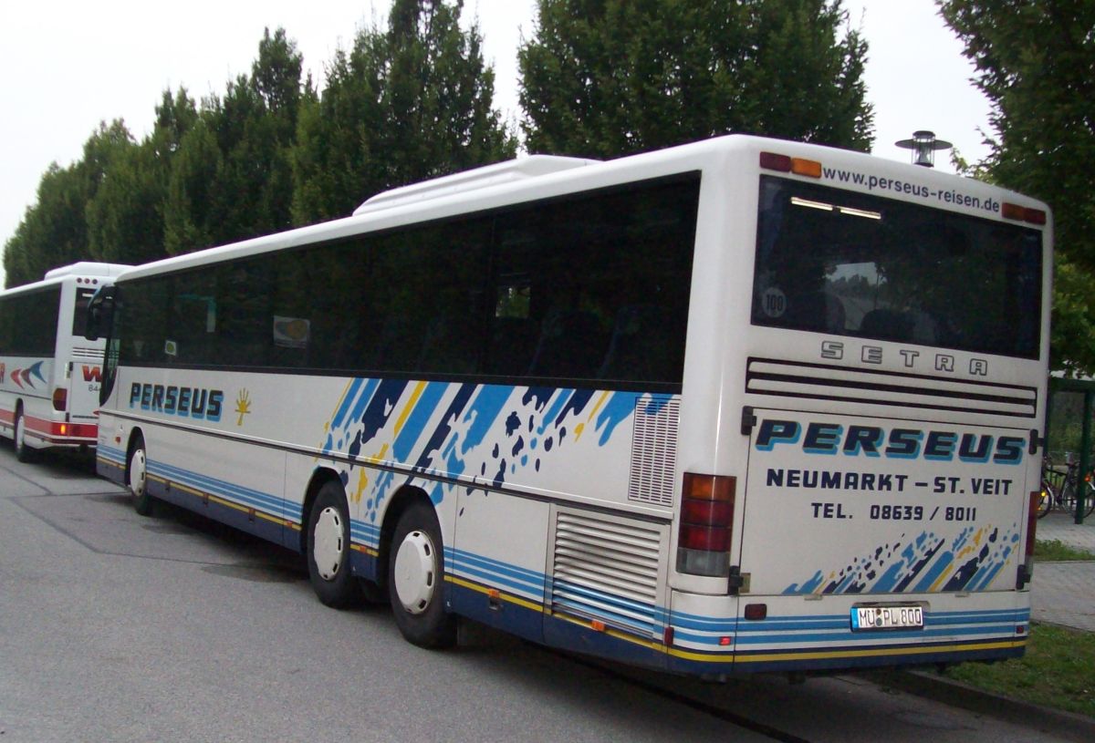 Setra S 317 UL-GT (Baujahr 2003) von Perseus-Reisen aus Neumarkt-St. Veit. 57 Schlafsitze vom Modell Setra Top (mit kippbarer Sitzbank an der Mitteltür; 2 Reiseleitersitze möglich), angebracht auf den 230 mm hohen Podesten, sind in diesem 13,85 m langen Dreiachser verbaut. Auch ein Rollstuhllift am Mitteleinstieg gehört zur Ausstattung. Der Antrieb erfolgt durch den Reihensechszylinder MB OM 457 hLA mit 300 kW (408 PS) (Leistung mittels Chiptuning gesteigert - ca. 450 PS) und das Sechsgang-Schaltgetriebe MB GO 210-6.
Anfang 2015 verabschiedete Perseus den ca. 11-jährigen Bus. Als Ersatz wurde ein neuer Setra S 417 UL-SF beschafft.
Diese Aufnahme konnte ich am 3. 9. 2012 am Bahnhof in Schwindegg anfertigen, als der Bus auf einem Schienenersatzverkehr zwischen Schwindegg und Mühldorf/Inn (Bahnstrecke Mühldorf - München) zum Einsatz kam.