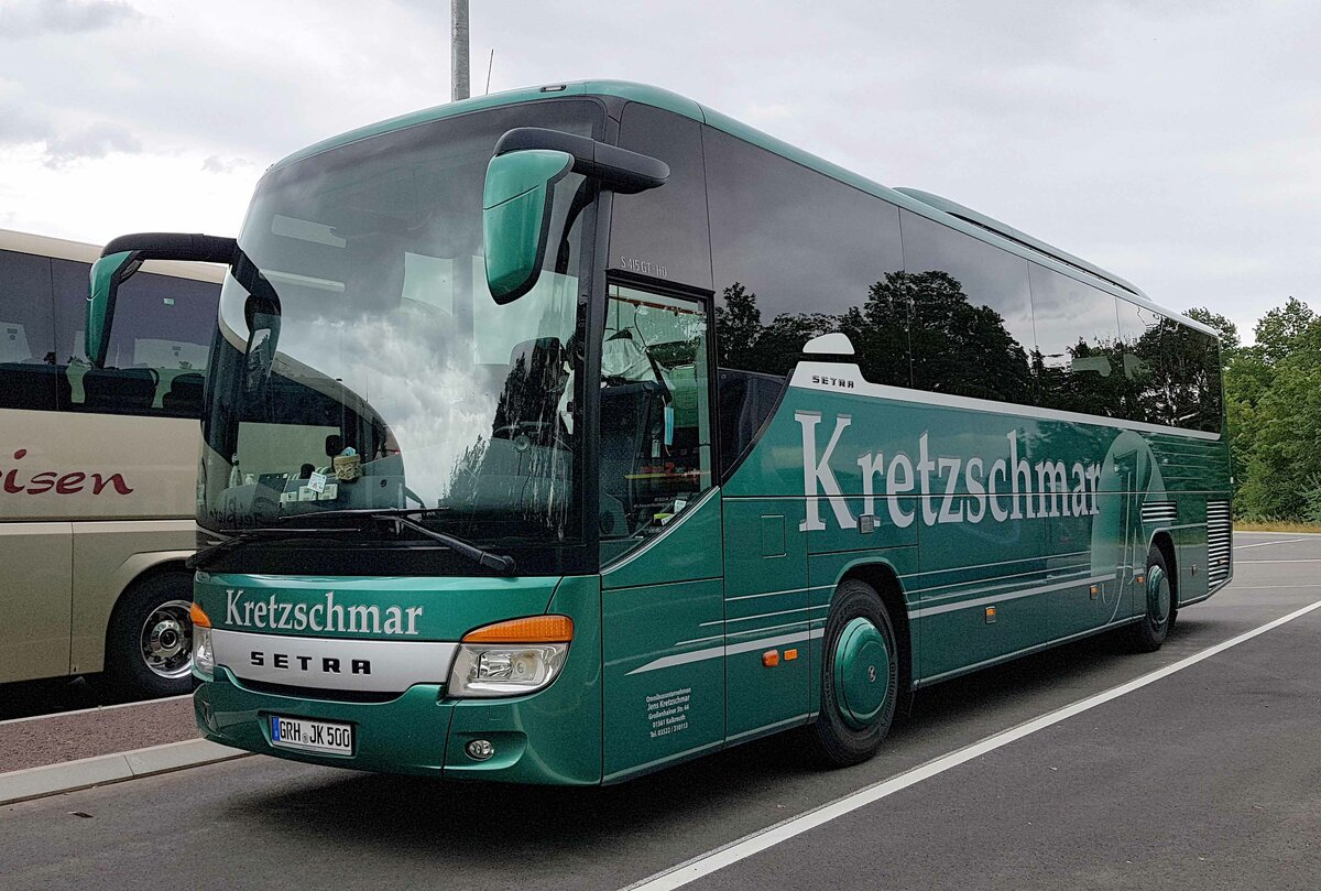 Setra S 415 GT-HD vom Busunternehmen KRETZSCHMAR aus Kalkreuth steht im August 2021 auf dem Parkplatz der BuGa in Erfurt