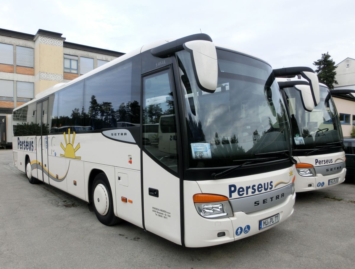 Setra S 415 UL-SF von Perseus-Reisen aus Neumarkt-St. Veit. Der 2011 gebaute Kombibus hat 49 Schlafsitze Modell 'Route' (kippbare Sitzbank am Mitteleinstieg, zustzl. 2 Reiseleitersitze mglich), die auf erhhten Podesten montiert sind, eine Gorba-Matrixanlage vorne, rechts (je gro) und hinten (Liniennr.) und einen Rollstuhllift am Mitteleinstieg. Angetrieben wird er von einem Reihensechszylinder Typ MB OM 457 hLA (BlueTecEEV) mit 260 kW (354 PS) und dem Sechsgang-Schaltgetriebe MB GO 190-6.
Diese Aufnahme konnte ich am 29. 9. 2013 auf dem Abstellplatz in Waldkraiburg anfertigen.