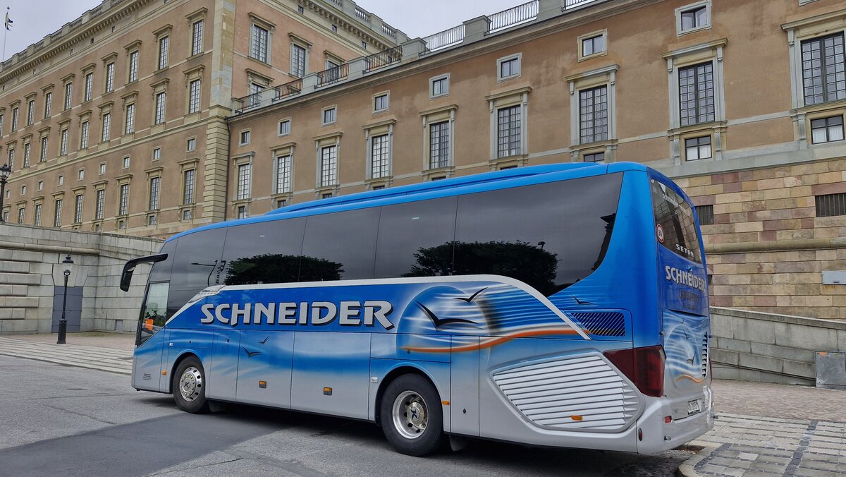 Setra S 511 HD, SO 28915, in Stockholm vor dem Schloss, Schneider Reisen und Transport AG, Langendorf, Aufgenommen am 11. Juli 2024