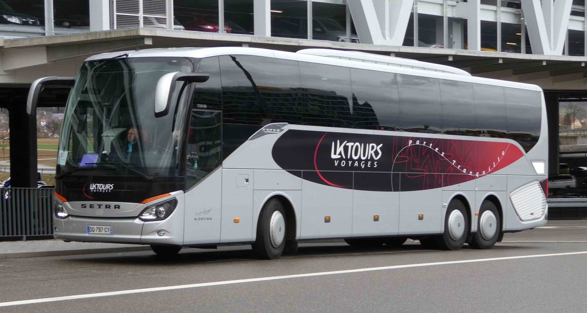 Setra S 516 von LKTOURS wartet auf Fahrg�ste bei der Retro Classic 2019 in Stuttgart