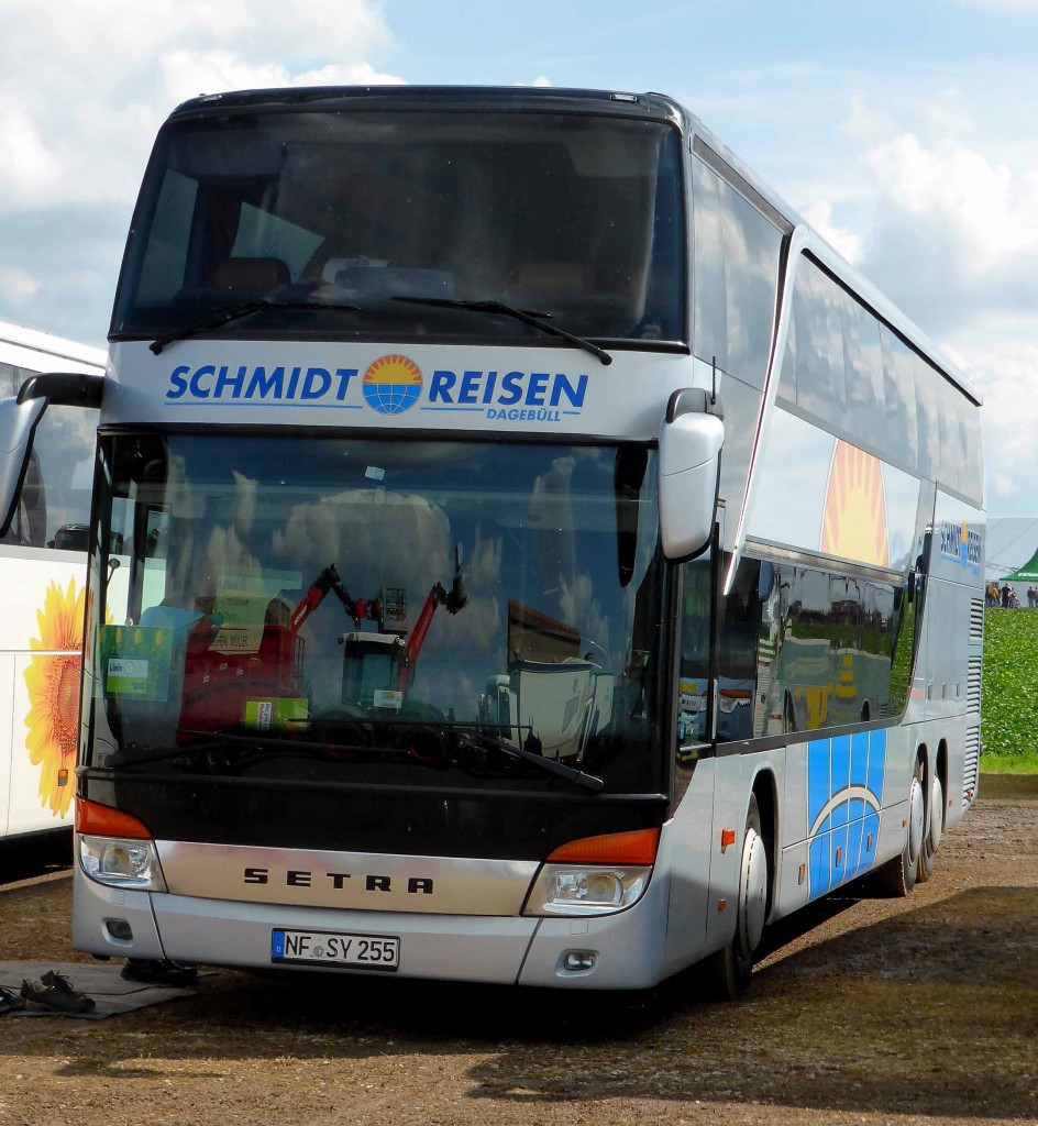 Setra von SCHMIDT-Reisen aus Dageb�hl hat Fahrg�ste zum Fendt-Feldtag 2014 in Wadenbrunn gebracht