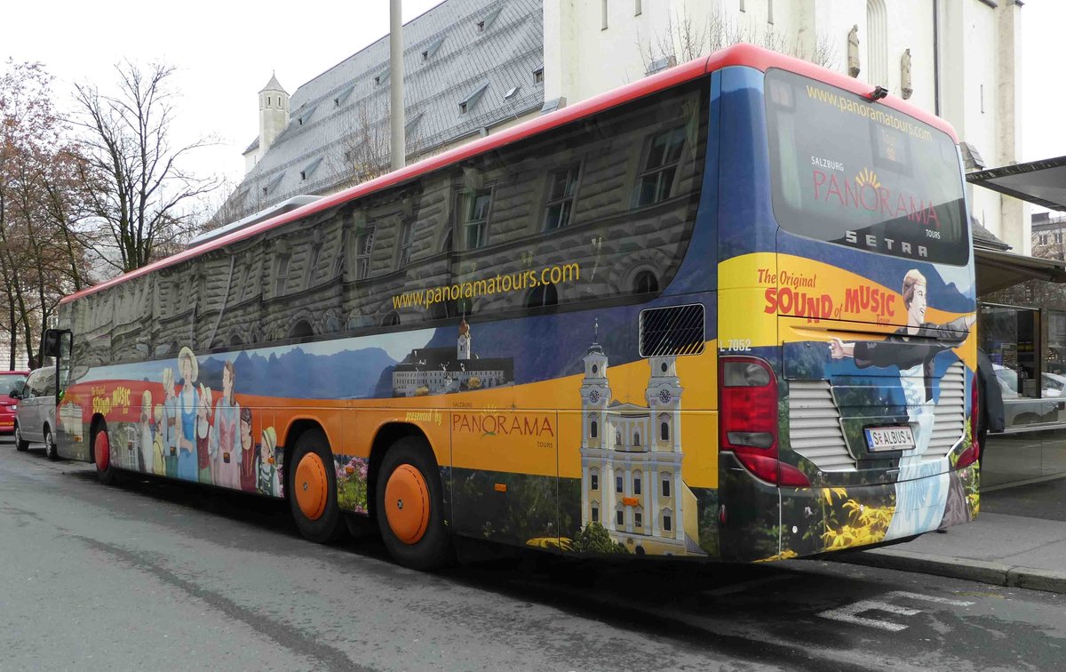 Setra von  Sound of Music  steht bereit fr die nchste Stadtrundfahrt in Salzburg im Dezember 2018