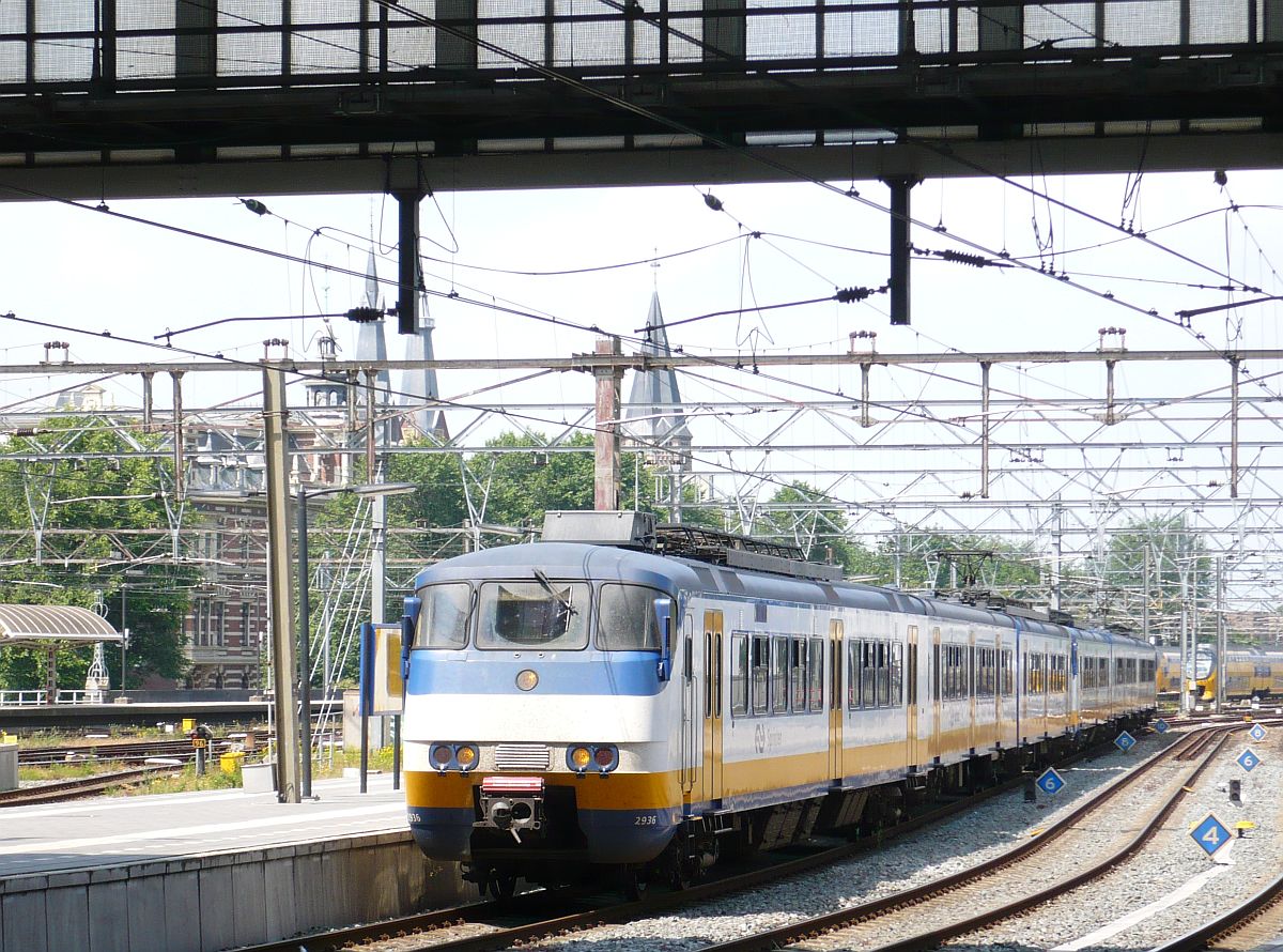 SGM-3 Sprinter TE 2936 und 29XX Gleis 8 Amsterdam Centraal Station 24-06-2015.

SGM-3 Sprinter treinstel 2936 en 29XX spoor 8 Amsterdam Centraal Station 24-06-2015.