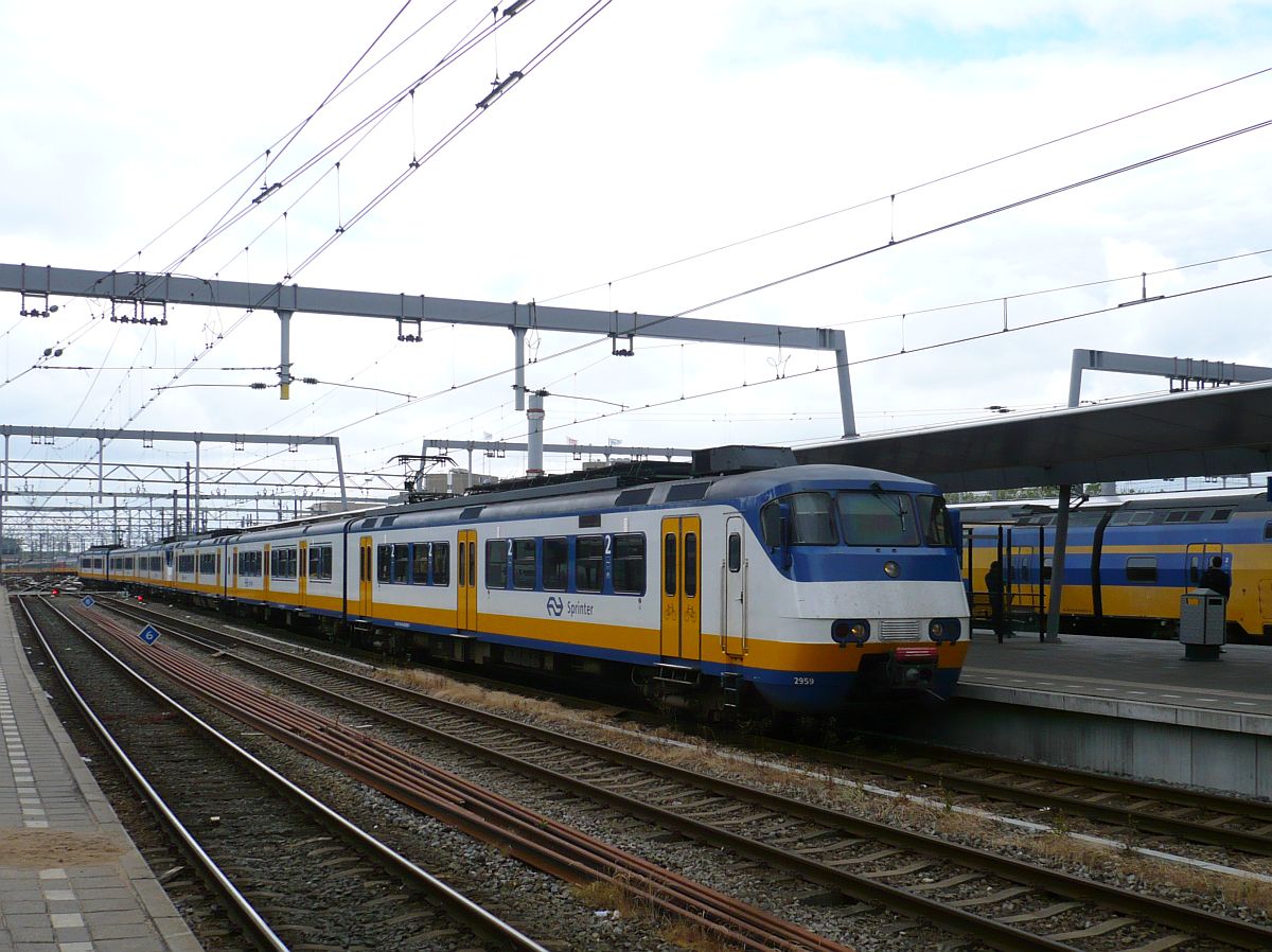 SGM-3 Sprinter TW 2959 und 2950 Gleis 12 Utrecht Centraal Station 19-06-2015.

SGM-3 Sprinter treinstel 2959 en 2950 spoor 12 Utrecht Centraal Station 19-06-2015.
