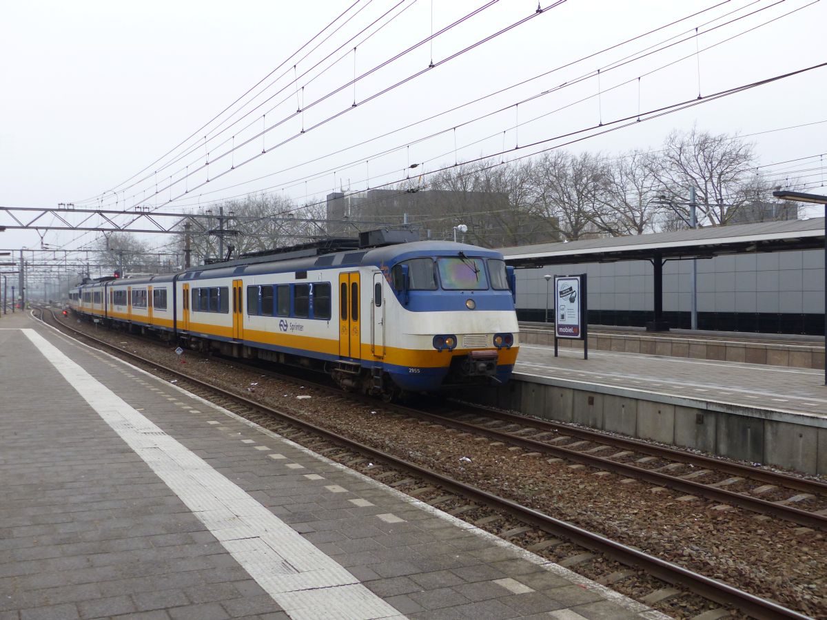 SGM-III Sprinter TW 2955 und SGM-II 2134 Gleis 3 Dordrecht 16-02-2017.

SGM-III Sprinter treinstel 2955 en SGM-II 2134 spoor 3 Dordrecht 16-02-2017.