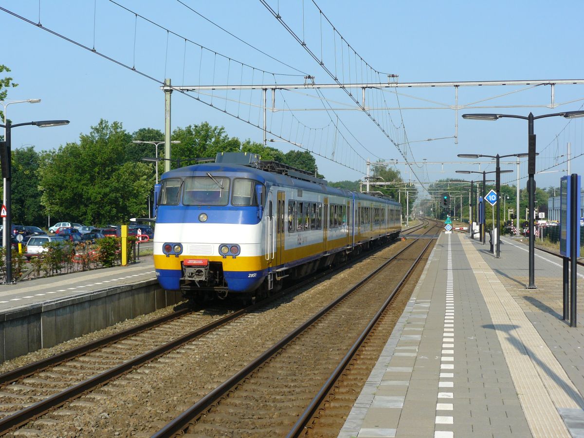 SGM-III TW 2951 Gleis 1 Driebergen-Zeist 03-07-2015.

SGM-III treinstel 2951 spoor 1 Driebergen-Zeist 03-07-2015.