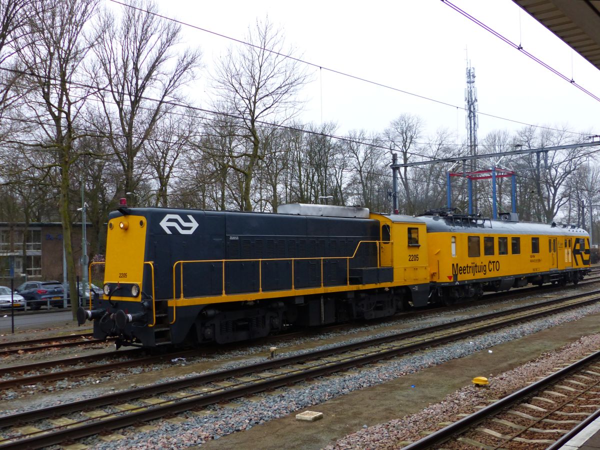 SHD (Stichting Historisch Dieselmaterieel) Diesellok 2205 mit CTO Messwagen Gleis 7 Dordrecht 16-02-2017.

SHD (Stichting Historisch Dieselmaterieel) dieselloc 2205 met CTO meetrijtuig spoor 7 Dordrecht 16-02-2017.