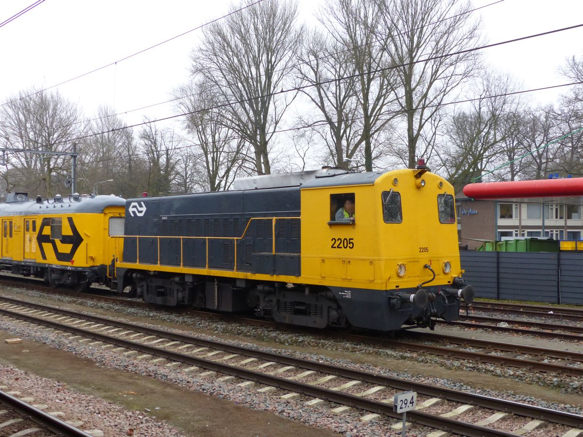 SHD (Stichting Historisch Dieselmaterieel) Diesellok 2205 mit CTO Messwagen Dordrecht 16-02-2017.

SHD (Stichting Historisch Dieselmaterieel) dieselloc 2205 met CTO meetrijtuig Dordrecht 16-02-2017.
