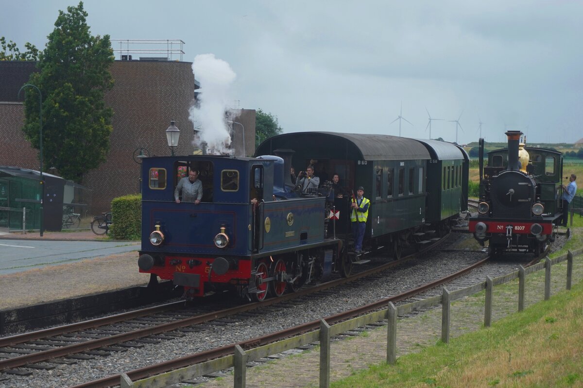 SHM-5 'ENKHUIZEN' treft am 5 Juli 2026 mit ein Dampfzug aus Hoorn in Medemblik ein.