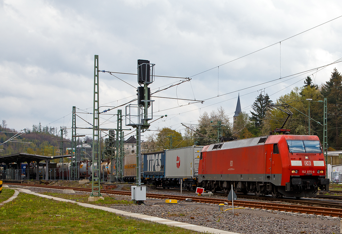 Sie hat schon viel mit gemacht....
Die DB Cargo 152 075-8 (91 80 6152 075-8 D-DB) fährt am 29.04.2021 mit einem KLV-Zug durch Betzdorf/Sieg in Richtung Köln. Im Nachschuss konnte ich sehen sie hatte Probleme und viel Bügelfeuer.

Die Siemens ES64F wurde 1999 von Krauss-Maffei in München-Allach unter der Fabriknummer 20202 für die DB Cargo AG gebaut. Am 9. September 2002 im Bahnhof Bad Münder (Niedersachsen) hatte sie einen schweren Zusammenstoß mit der 140 635-4. Nach dem Unfall wurde die 152 075-8 z-gestellt. Im Jahr 2005 erfolgte ein Neubau (u.a. neuer Lokkasten), unter Verwendung von Teilen (der Fabriknummer 20202), von Siemens in München-Allach unter der neuen Fabriknummer 21158.
