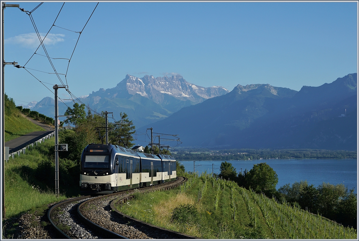 Sieben Gipfel und vier Stromabnehmer ragen in den freundlichen Abendhimmel! Der MOB Regionalzug 2238 ist auf der Fahrt von Montreux nach Zweisimmen kurz vor Planchamp vor dem Hintergrund der fast Wolken freien Dents de Midi.

8. Juli 2020