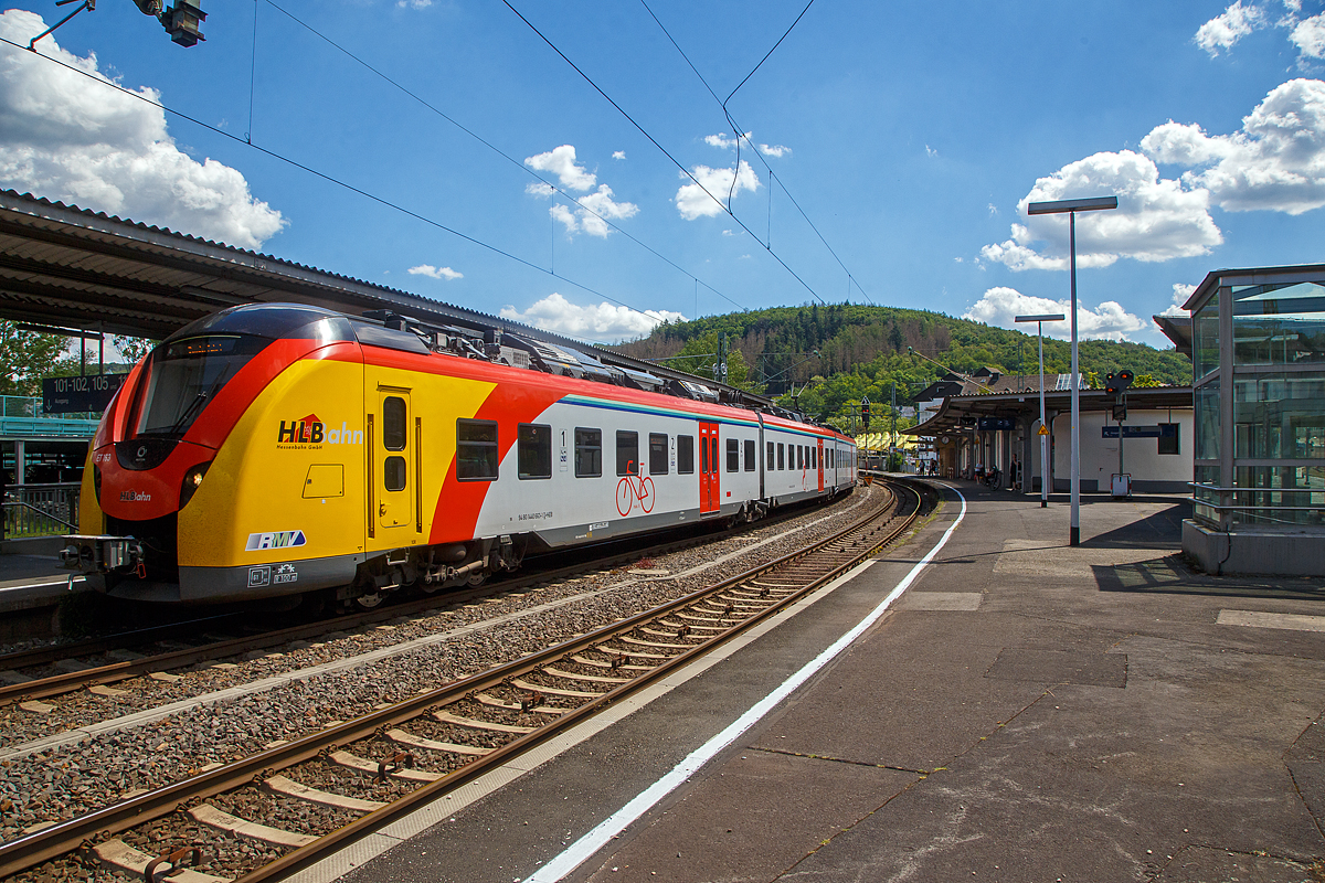 Siegtal pur 2022: Der ET 163 (94 80 1440 163-2 D-HEB / 94 80 1441 163-1 D-HEB / 94 80 1441 663-0 D-HEB / 94 80 1440 663-1 D-HEB) ein vierteiliger Niederflur-Elektrotriebwagen vom Typ Alstom Coradia Continental der HLB (Hessische Landesbahn) erreichen am 03.07.2022 als Sonderzug RE 9 (Siegen – Au (Sieg)) den Bahnhof Betzdorf (Sieg).

Am 3. Juli hieß es zum 25. Mal „Siegtal pur 2022“ und somit „Bahn frei“ für Radfahrer und Inline-Skater, Jogger, Wanderer u. a. Die etwa 100 Kilometer lange Strecke in Siegtal, entlang der Sieg zwischen Siegburg und Siegen, blieb an dem Sonntag Autofrei.

Der vierteilige Elektrotriebwagen wurde 2018 von ALSTOM Transport Deutschland GmbH in Salzgitter unter den Fabriknummer D04 1531 010 (A1, B, C und A2) gebaut und an die HLB geliefert.
