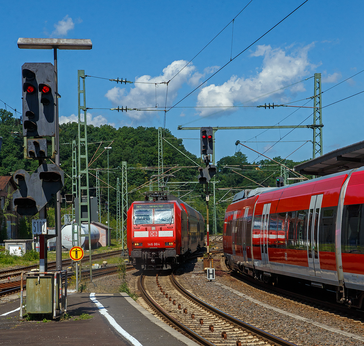 Siegtal pur 2022:  Die 146 004-7 (91 80 6146 004-7 D-DB) der DB Regio NRW erreicht am 03.07.2022, mit dem RE 9 (rsx - Rhein-Sieg-Express) Aachen - Köln - Siegen, den Bahnhof Betzdorf (Sieg), während recht in Gegenrichtung zwei gekuppelte diesel-elektrische Bombardier Talent  als Sonderzug RE 9 (Siegen – Siegburg/Bonn) halten.