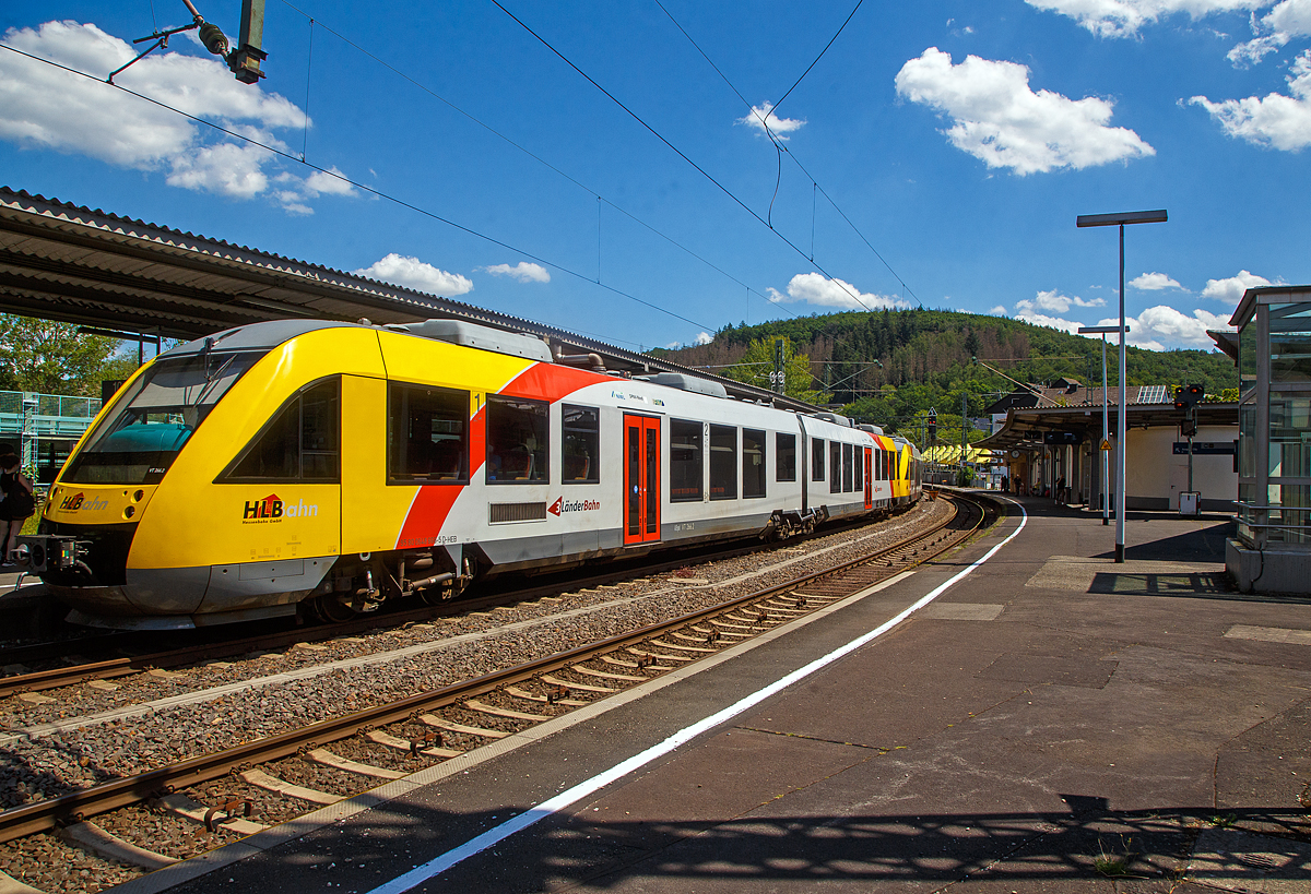 Siegtal pur 2022: Gleich drei gekuppelte Alstom Coradia LINT 41 (VT 266, VT 265 und VT 264) der HLB (Hessische Landesbahn) erreichen am 03.07.2022 als RB 90  Westerwald-Sieg-Bahn  (Siegen – Betzdorf - Au/Sieg) den Bahnhof Betzdorf (Sieg). Weniger die erwarteten Fahrgäste, sondern die erwarteten Fahrräder waren der Grund für diese dreifach Traktion.

Am 3. Juli hieß es zum 25. Mal „Siegtal pur 2022“ und somit „Bahn frei“ für Radfahrer und Inline-Skater, Jogger, Wanderer u. a. Die etwa 100 Kilometer lange Strecke in Siegtal, entlang der Sieg zwischen Siegburg und Siegen, blieb an dem Sonntag Autofrei.
