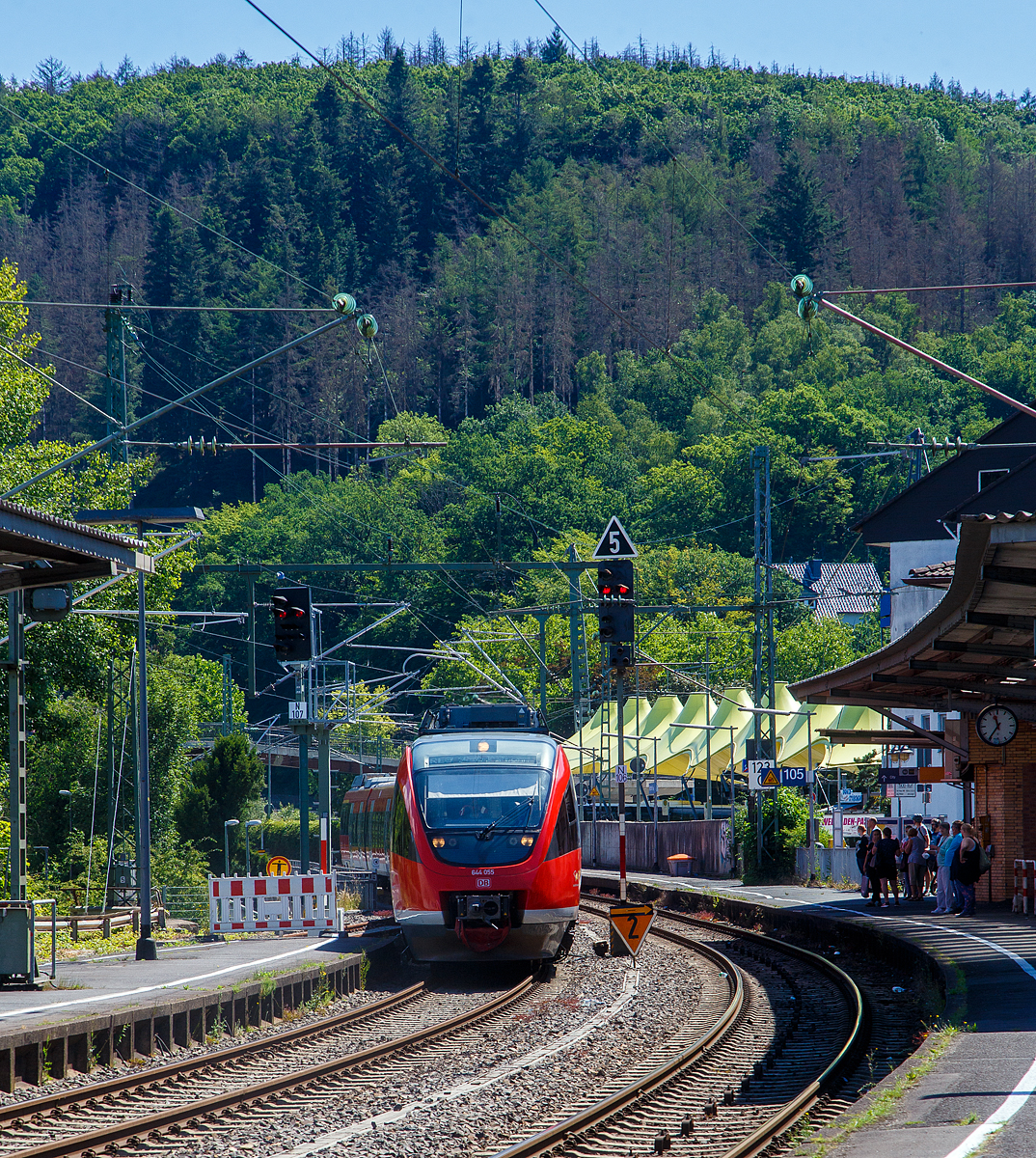 Siegtal pur 2022: Zwei gekuppelte diesel-elektrische Bombardier Talent (644 055 / 644 555 und 644 046 / 644 546) der DB Regio NRW (VAREO), erreichen am 03.07.2022 als Sonderzug RE 9 (Siegen – Siegburg/Bonn) den Bahnhof Betzdorf (Sieg).

Am 3. Juli hieß es zum 25. Mal „Siegtal pur 2022“ und somit „Bahn frei“ für Radfahrer und Inline-Skater, Jogger, Wanderer u. a. Die etwa 100 Kilometer lange Strecke in Siegtal, entlang der Sieg zwischen Siegburg und Siegen, blieb an dem Sonntag Autofrei.

Wie in jedem Jahr unterstützte die Deutsche Bahn den Event mit Sonderzügen. Die planmäßigen Zugverbindungen von Regionalexpress, Regionalbahn und S-Bahn im Siegtal wurden am Sonntag durch den Einsatz von Sonderzügen aufgestockt. Zwölf zusätzliche Pendelfahrten zwischen Köln bzw. Siegburg und Siegen standen für die schnelle Beförderung der Radler zur Verfügung.
