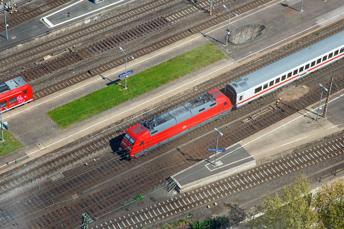 
Sieht aus als wäre es eine Modelbahn....
Die DB 101 082-6 schiebt einen IC am 21.04.2019 durch den Bahnhof Köln Messe/Deutz.
Aufnahme von der Aussichtsplattform der KölnTriangle Panorama in Köln-Deutz.
