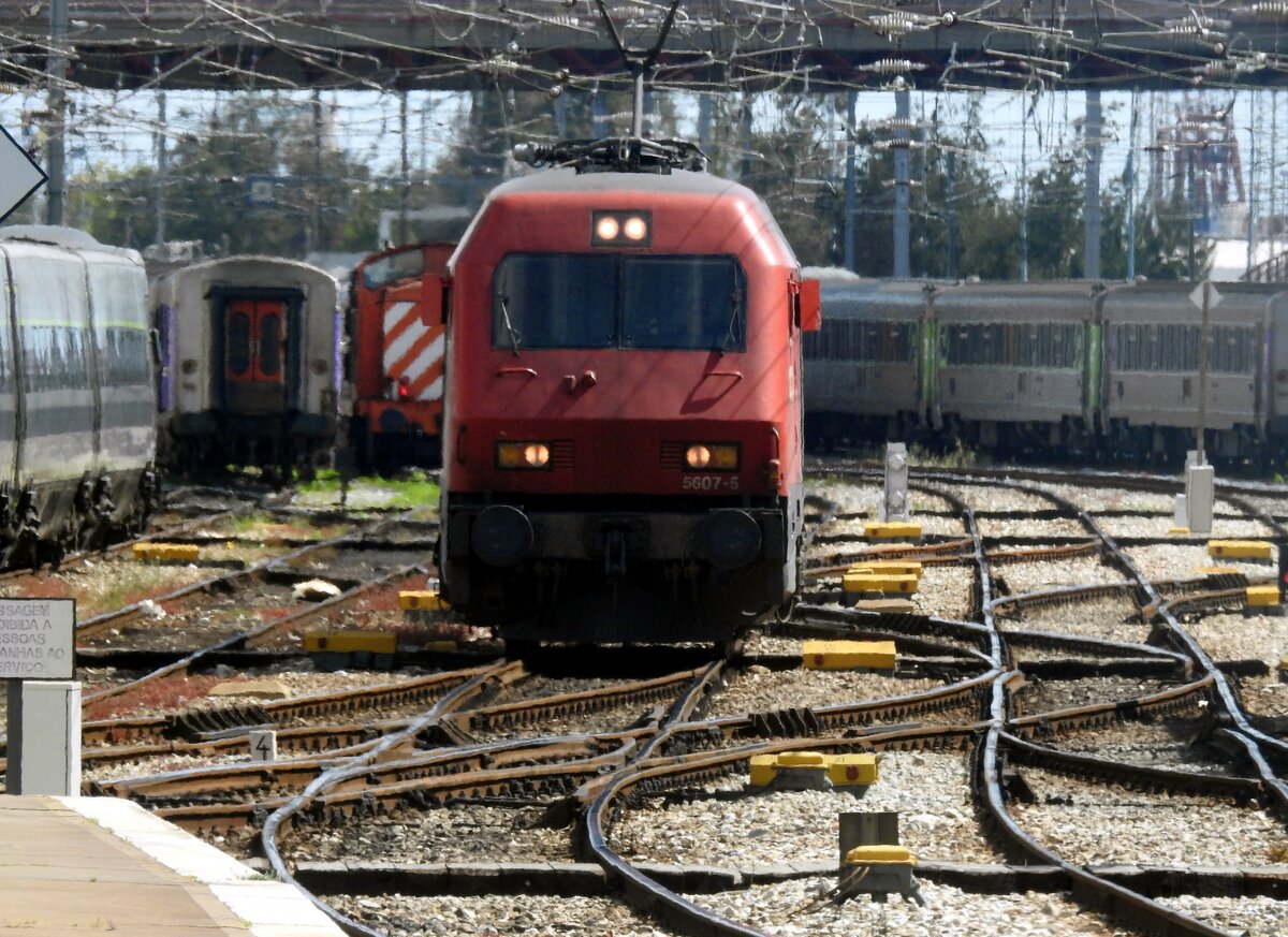 Siemens Eurosprinter Lok CP 5607-5 im Gleisvorfeld des Bahnhofs Santa Apolonia in Lissabon am 13.05.2018.