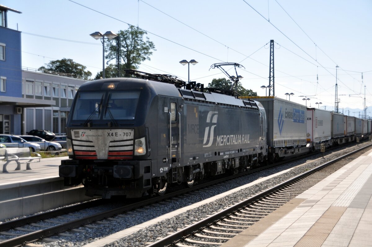 Siemens Vectron X4E-707 (91 80 6193 707-D-DISPO) mit Aufschrift MERCITALIA RAIL und Taschenaufliegerzug in Rosenheim am 12.08.2022.