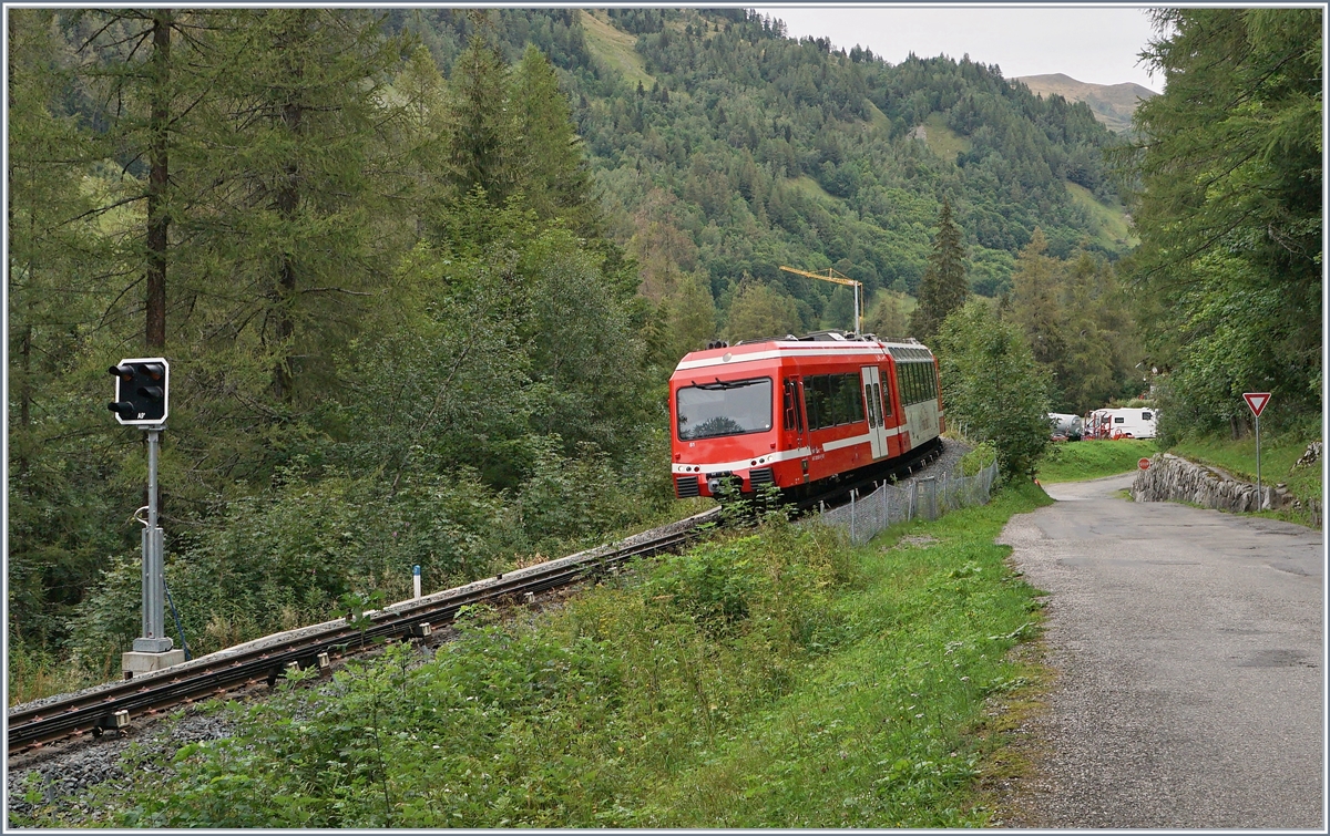 Signale in Frankreich, die grosse Überraschung in diesem Jahr: Einerseits die Semaphor Signale auf einzelnen Station auf der Strecke von La Roche sur Foron nach Annecy und Saint Gervais und anderseits die Ausstattung der Strecken Saint Gervais - Vallorcine mit  Schweizer  Signalen. Hier ein Bild ein SNCF Z 850 52 (94 87 0001 852-6 F-SNCF) als TER 18914 von Vallorcine nach Saint Gervais beim Einfahrvorsignal von Montroc Le Plantet 

25. August 2020 
