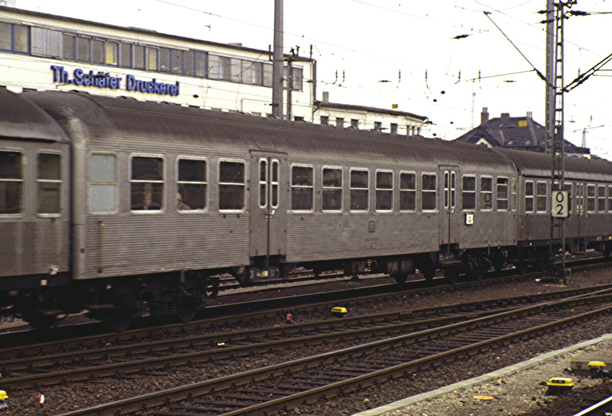Silberling Prototyp Bnb 721-722 in Hannover Hbf im Mai 1980.