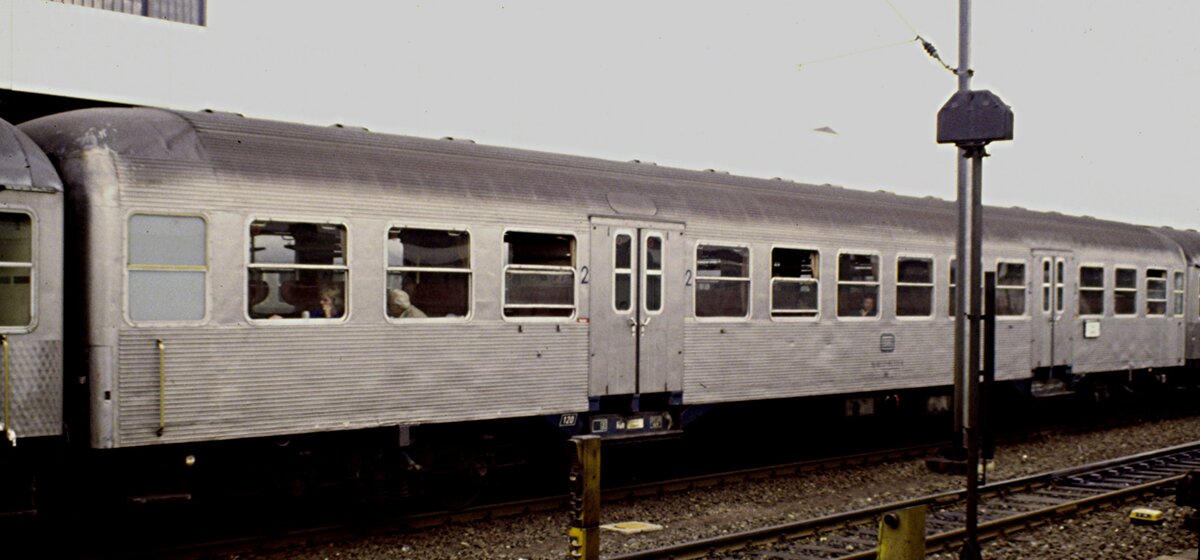 Silberling Prototyp Bnb 721-722 in Hannover Hbf im Mai 1980.