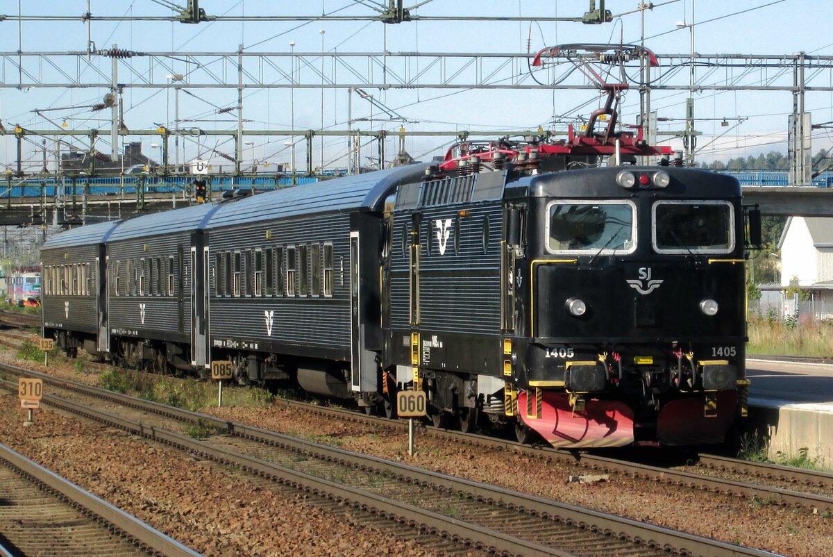 SJ 1405 steht mit ein Schnellzug nach Stockholm am 11 September 2015 in Hallsberg.