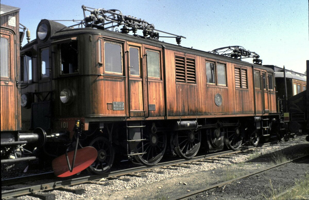 SJ Ellok Typ D Nr.101 und Holzkasten im Eisenbahnmuseum Gävle am 10.08.1994.