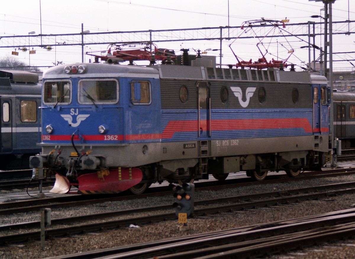 SJ Lok RC6 1362 Stockholm Central 19-04-1993. Scan von Negativ. Scan und Bild: Hans van der Sluis.

SJ loc RC6 1362 Stockholm Central 19-04-1993. Scan van negatief.