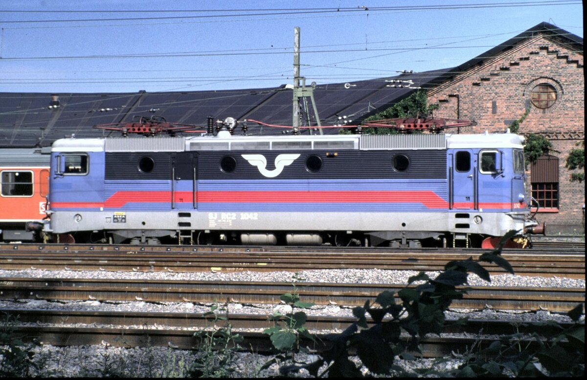 SJ Rc 2Nr.1042 in Hallsberg am 04.08.1994.