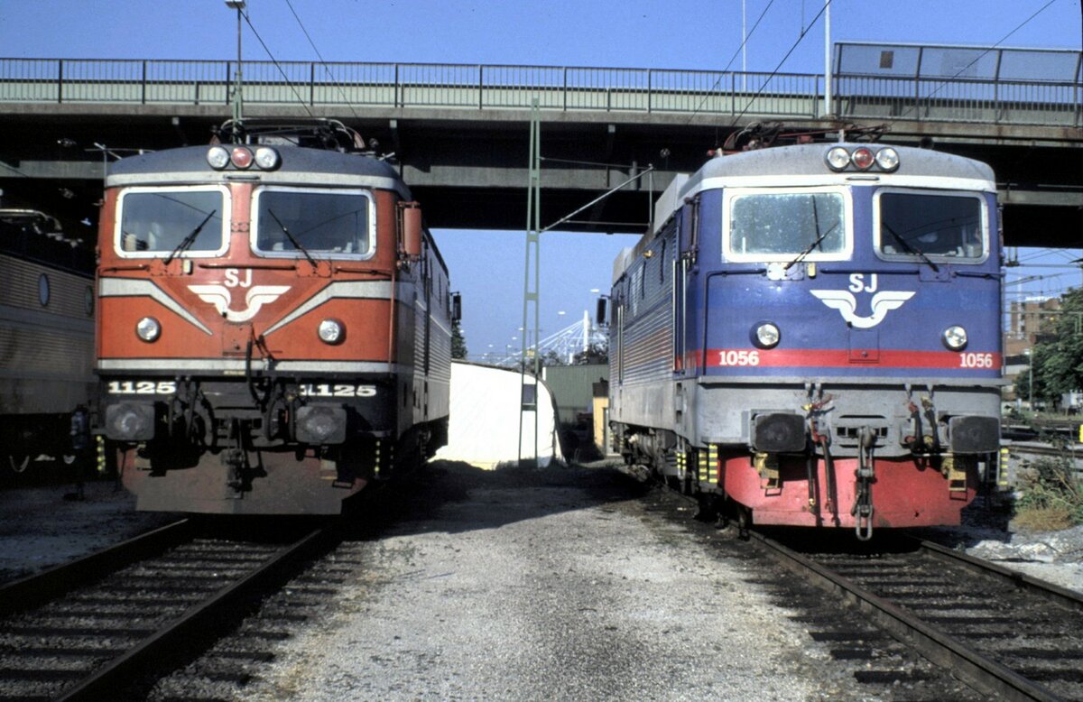 SJ Rc 3 Nr.1056 und Rc 2 Nr.1125 in Hallsberg am 03.08.1994.