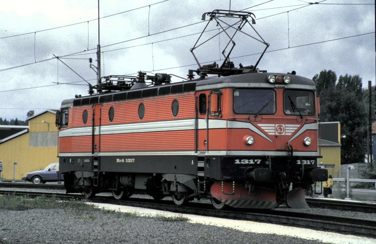 SJ Rc 4 Nr.1317 in Hallsberg am 11.08.1985.