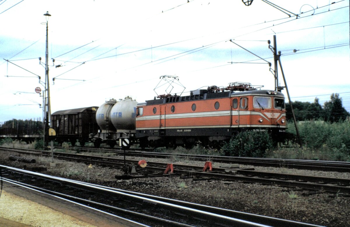 SJ Rc 5 Nr.1349 mit Güterzug bei Hallsberg am 10.08.1985. Der erste Wagen wird  Anita Eckeberg-Wagen  genannt.