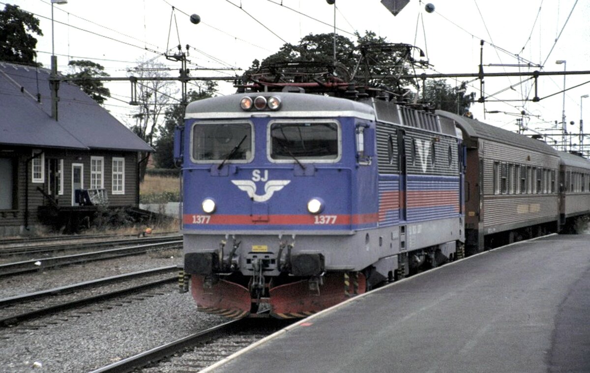 SJ Rc 5 Nr.1377 in Hallsberg am 01.08.1994.