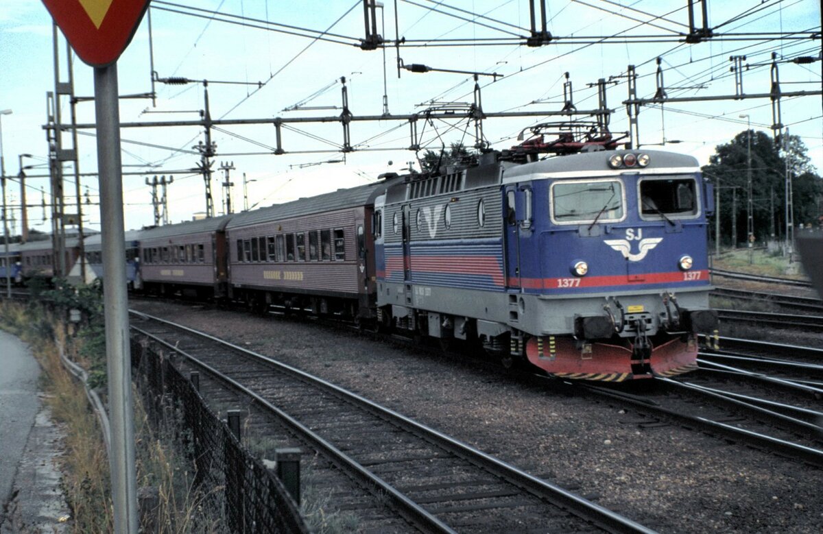 SJ Rc 5 Nr.1377 in Hallsberg am 05.08.1994.