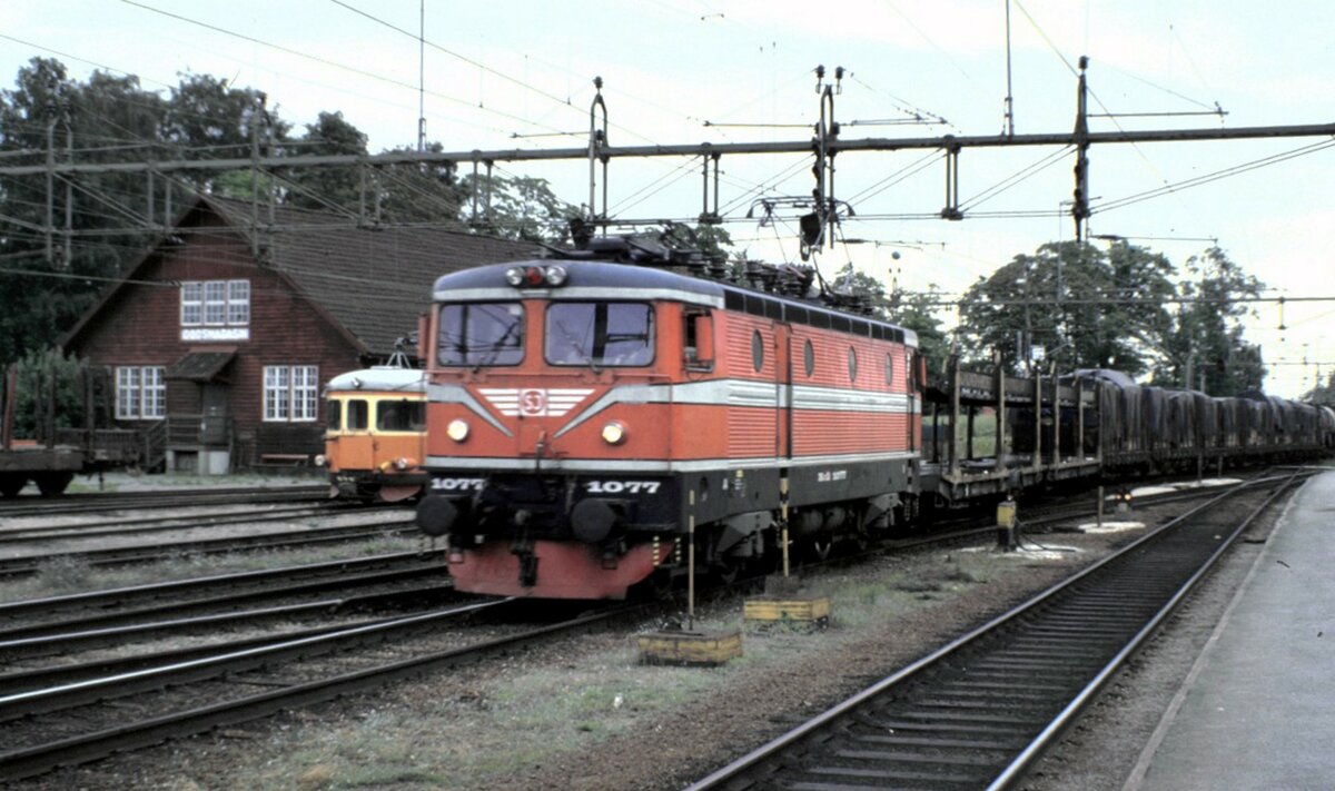 SJ Rc2 Nr.1077 mit Güterzug am 10.08.1985.